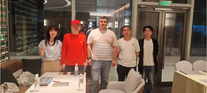 Liesa diskuterar affärer med en centralasiatisk kund Liesa diskuterar affärer med en centralasiatisk kund